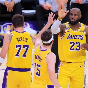 新球体育下载-配角打法有奇效！老詹鱼跃救球点燃全队 蓝领型4号位拉高湖人上限